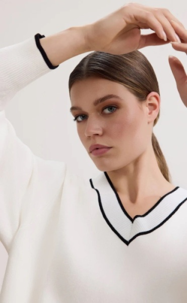 LUNE Olly V-Neck Sweater - Marshmellow