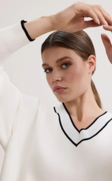 LUNE Olly V-Neck Sweater